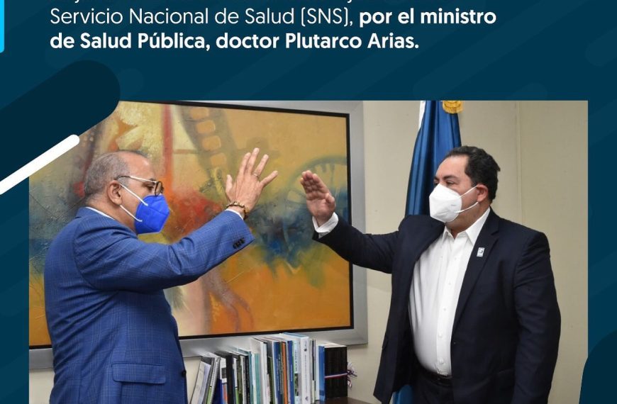 El doctor Mario Lama es juramentado como director ejecutivo del Servicio Nacional de Salud (SNS), por el ministro de Salud P&uacute;blica, doctor Plutarco Arias, de acuerdo a lo establecido en el art&iacute;culo 10 de la Ley 123-15.