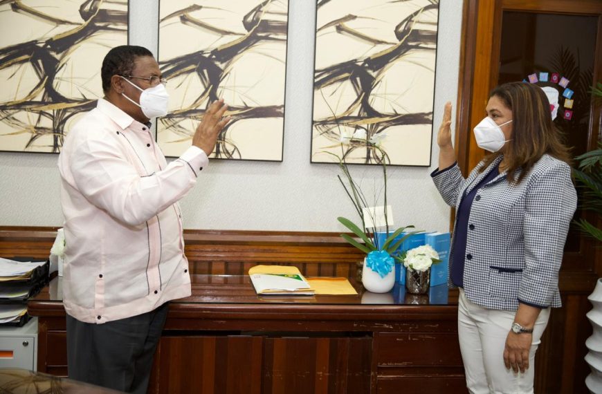 Director SRSM juramenta subdirectora Hospital Robert Read Cabral