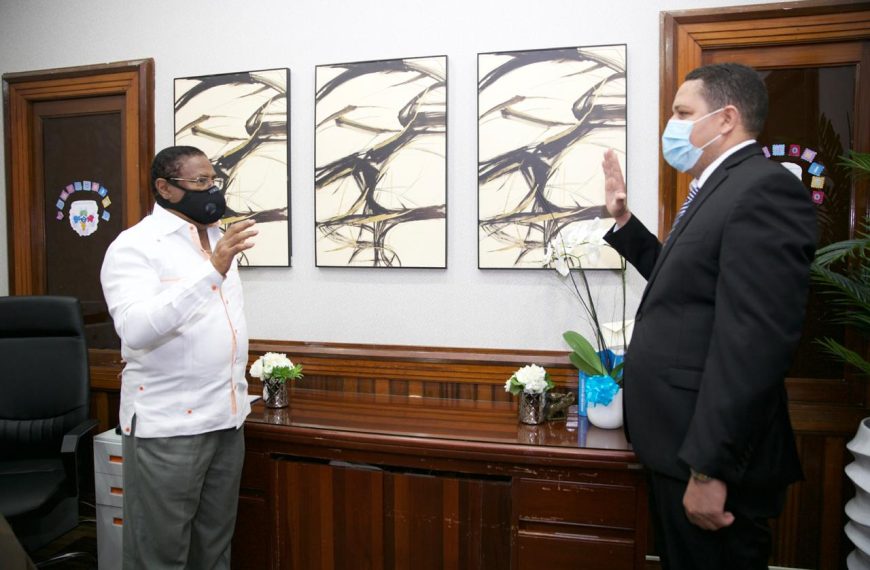 SRSM posesiona directores Hospitales Municipales Las Caobas y Engombe