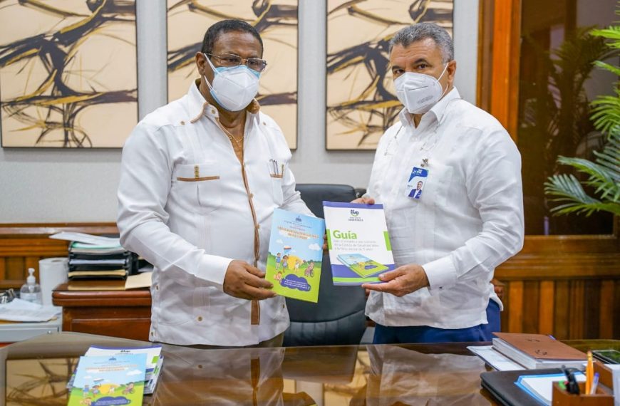 Director SRSM recibe Gu&iacute;a sobre C&eacute;dula de Salud del Ni&ntilde;o y la Ni&ntilde;a menor de 5 a&ntilde;os