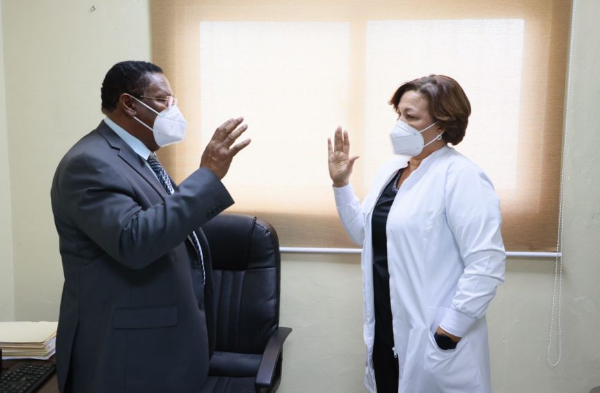 Juramentan nueva directora en el hospital de Engombe