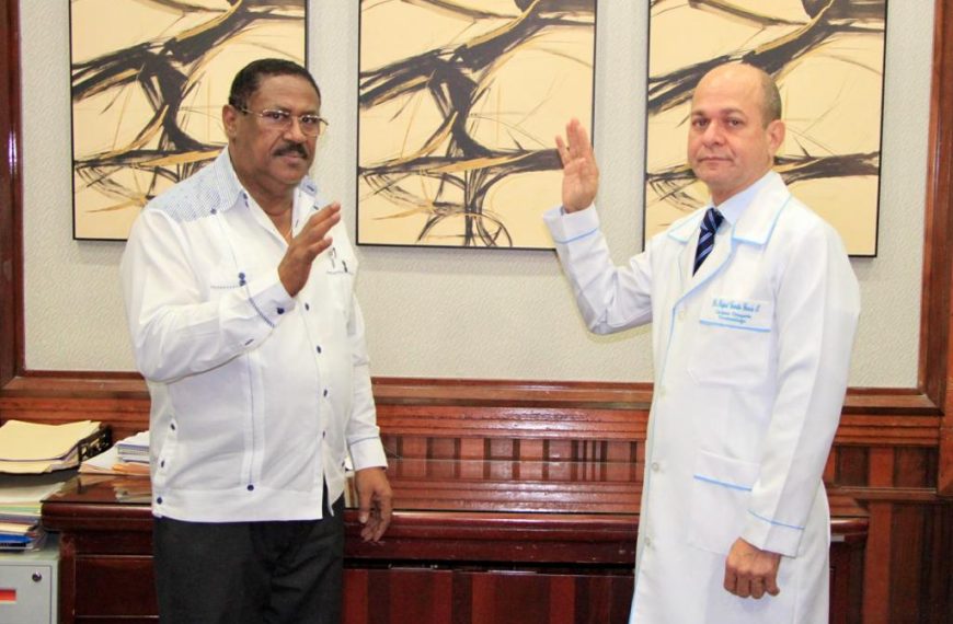 Juramentan nuevo director del hospital Moscoso Puello