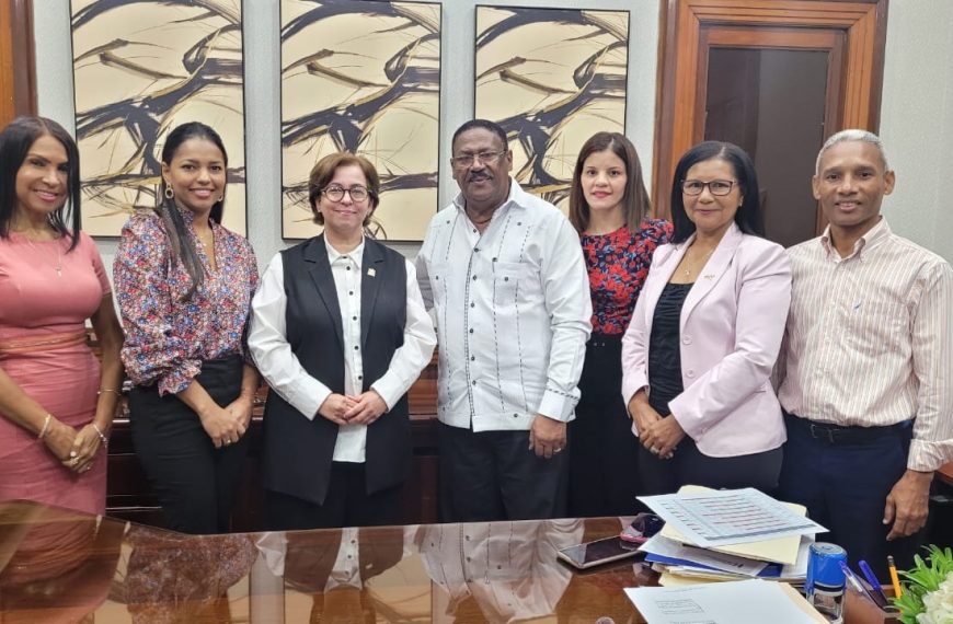 Director SRSM recibe visita de cortes&iacute;a de magistrada Roxanna Reyes