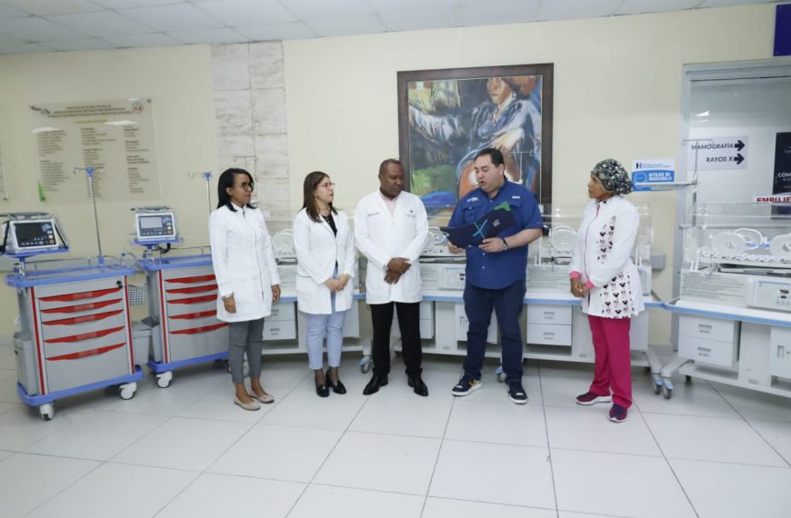 SNS entrega m&aacute;s de RD$18 millones en equipos a hospitales de Santo Domingo