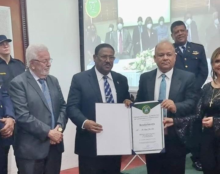 Reconocen al Dr. Edisson F&eacute;liz F&eacute;liz como `M&eacute;dico Distinguido de la Salud y la Sociedad`