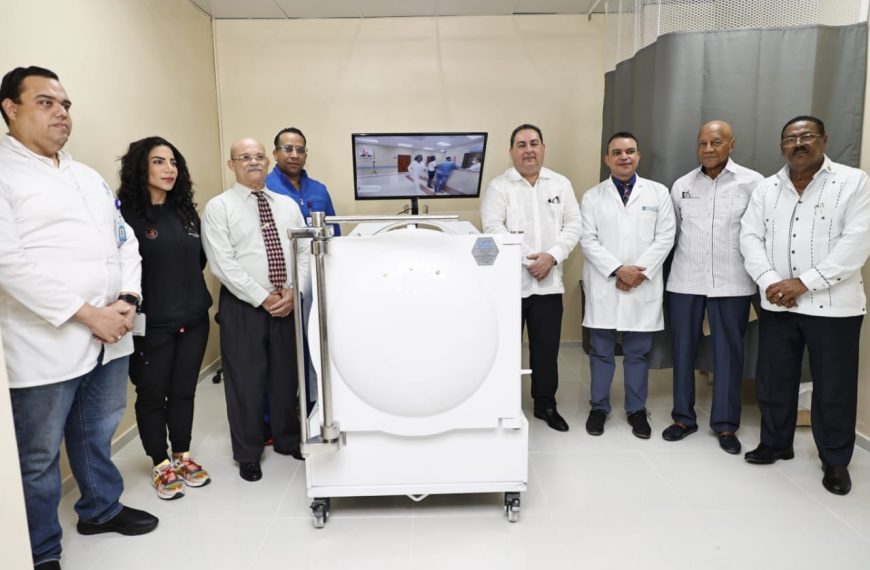Ney Arias Lora apertura Unidad de Terapia hiperb&aacute;rica