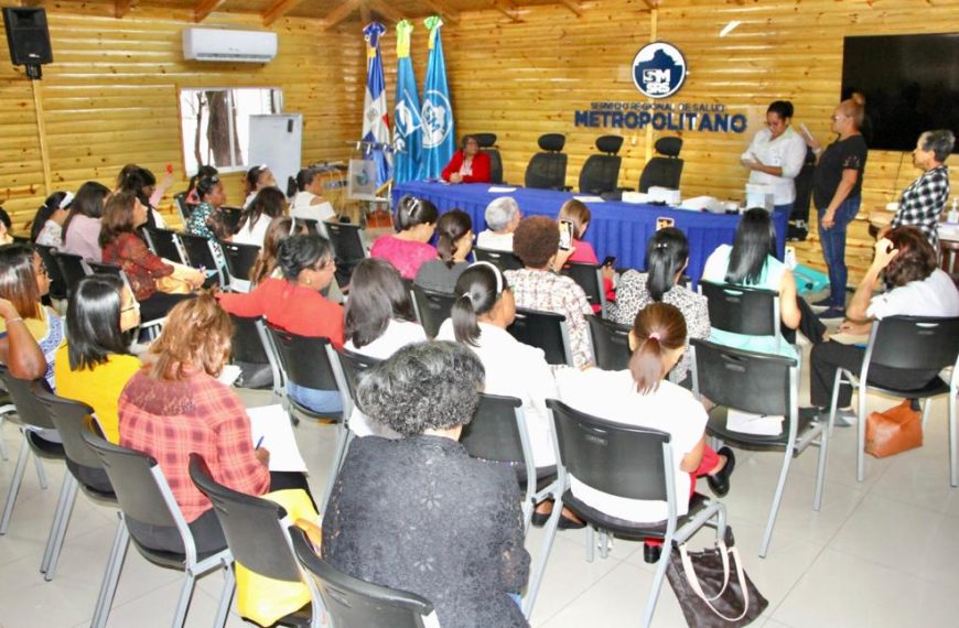 Bioanalistas reciben entrenamiento del SRSM sobre nuevos equipos diagn&oacute;sticos