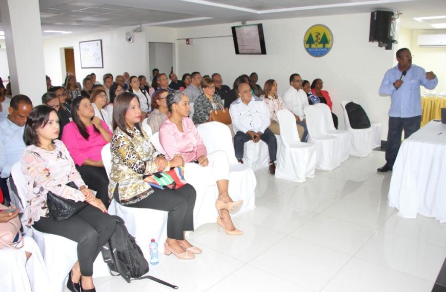 Titular del SRSM sostiene encuentro con directores de hospitales sobre producci&oacute;n de servicios&nbsp;&nbsp;