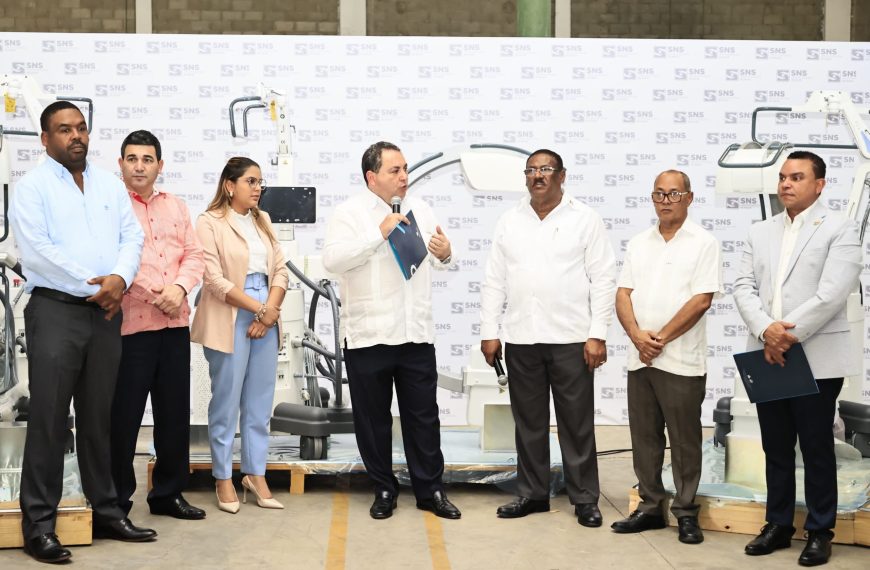 SNS entrega 12 Arco en C a diez hospitales para fortalecer servicios quir&uacute;rgicos