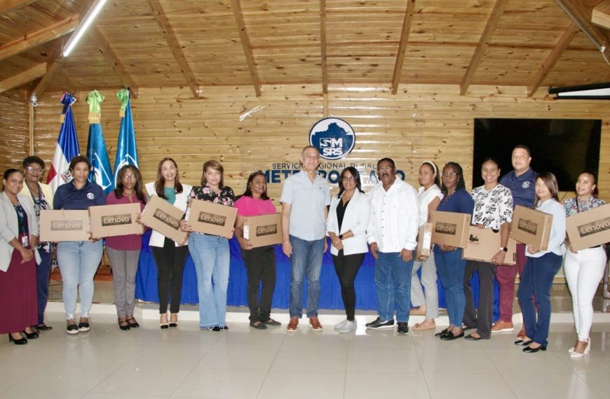 Atenci&oacute;n Primaria del SNS y el SRSM entregan laptops para fortalecer servicios a usuarios