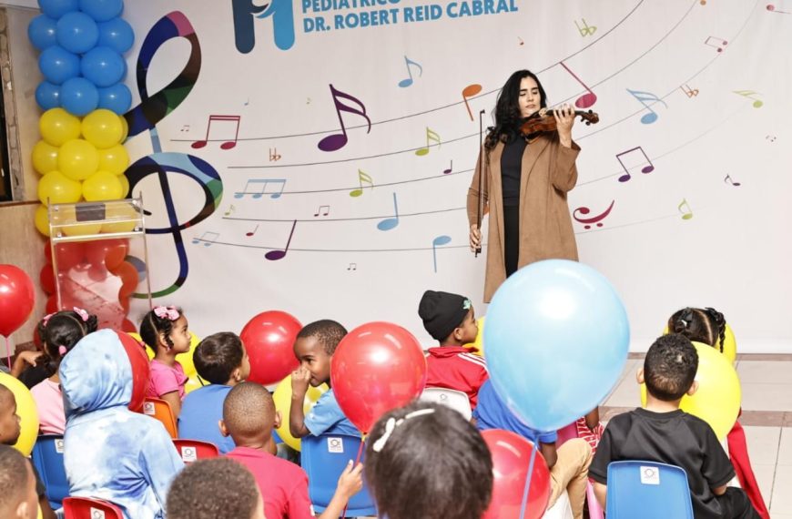 Violinista Aisha Syed lleva m&uacute;sica y esperanza a ni&ntilde;os del Robert Reid Cabral