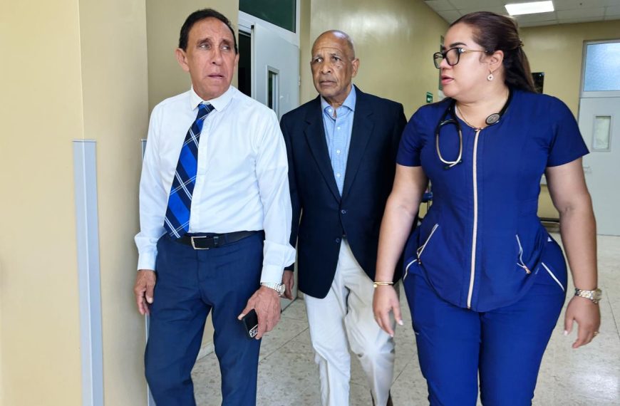 Hospital Padre Billini recibe visita de cortes&iacute;a del doctor Cruz Jiminian