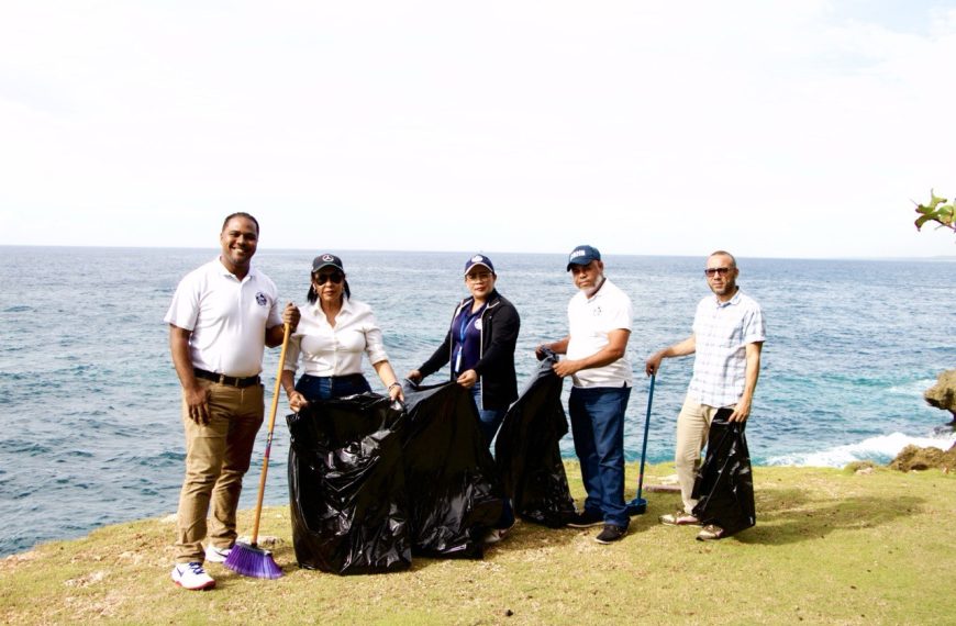 Colaboradores del SRSM retiran desechos s&oacute;lidos del Malec&oacute;n con jornada ambiental