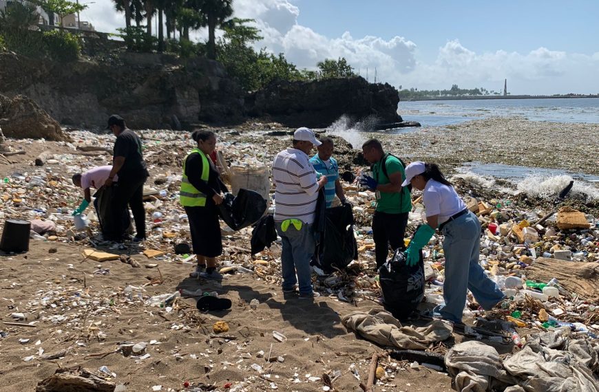 Robert Reid Cabral y Medio Ambiente realizan jornada de limpieza en playa del Fuerte San Gil