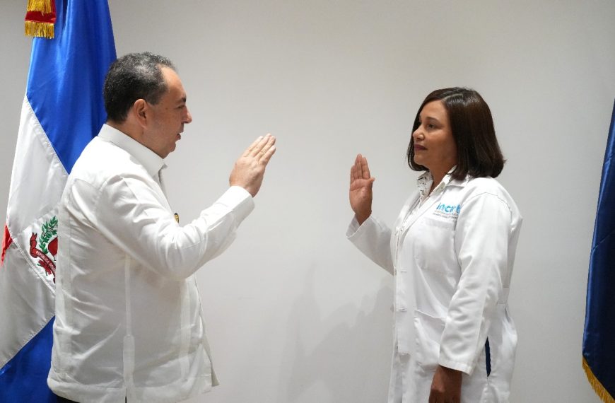 Titular SNS juramenta nueva directora del INCART