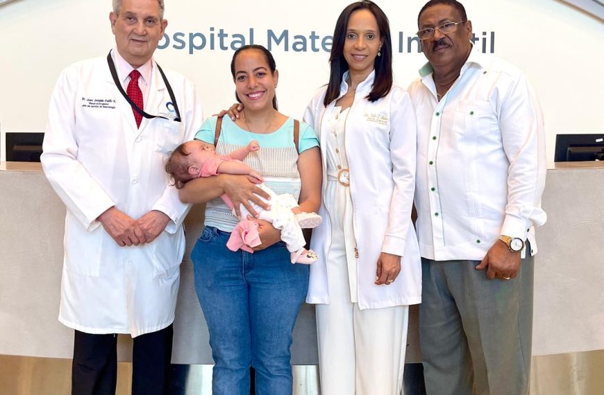Desde la izquierda el Dr. José Joaquín Puello, una madre con su bebé beneficiada del programa, la Dra. Evelin Medina y el Dr.Edisson Féliz Féliz