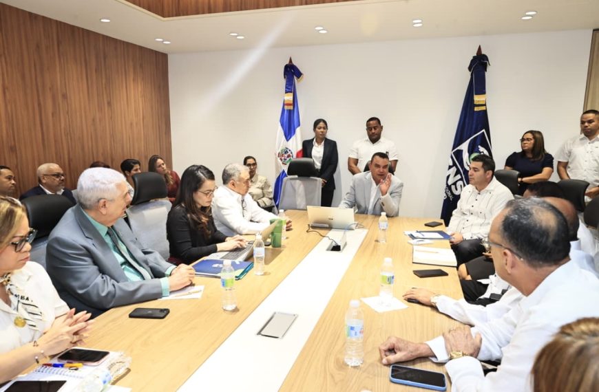 Titular SNS se re&uacute;ne con directores de la sede central y regionales para presentar metas de salud 2026