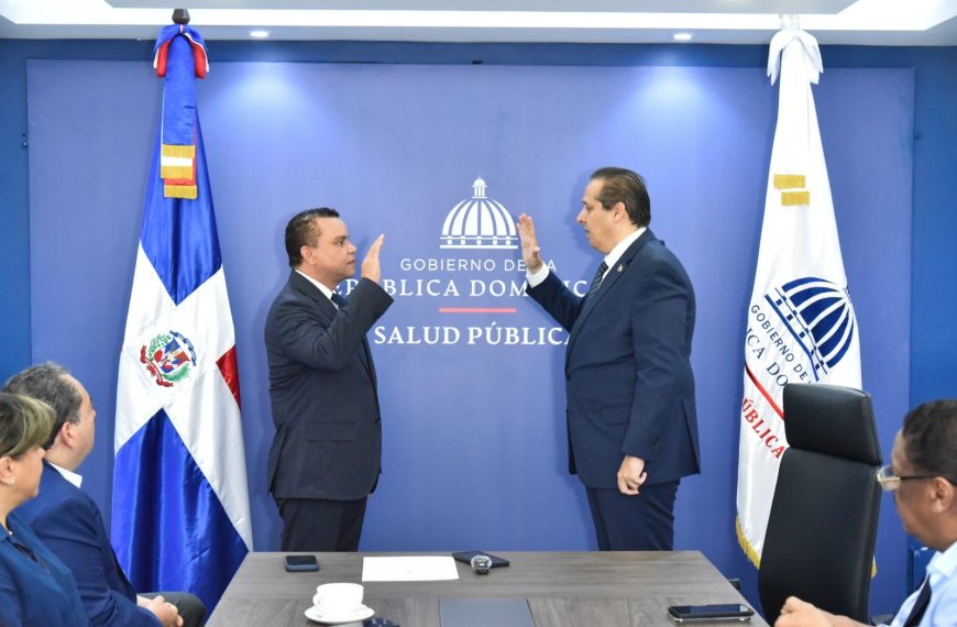 Ministro de Salud V&iacute;ctor Atallah juramenta a Julio C&eacute;sar Landr&oacute;n como nuevo director del SNS