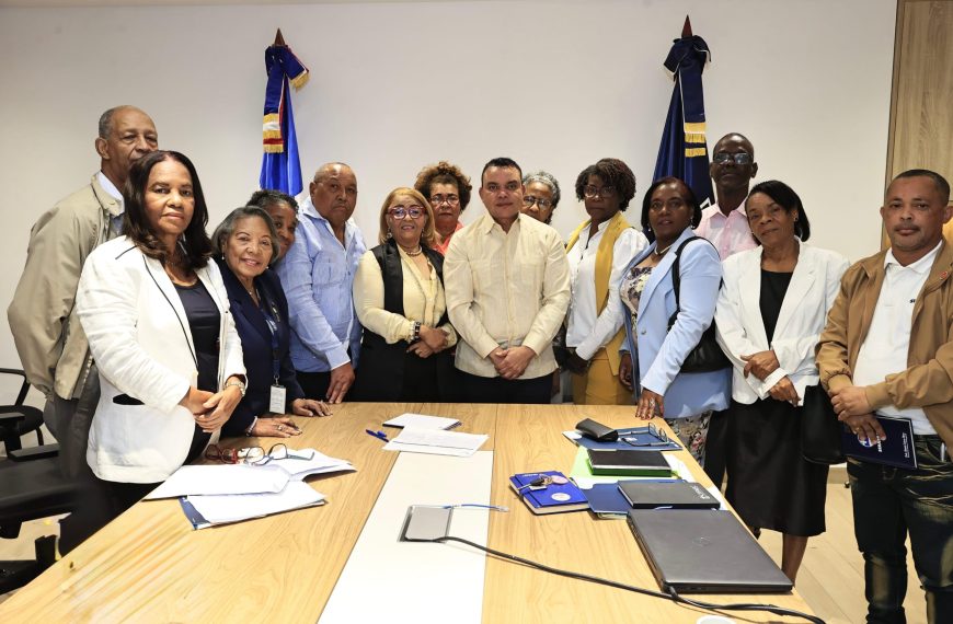 Titular del SNS se re&uacute;ne con gremios de enfermer&iacute;a Presentar&aacute; demandas al presidente y al Gabinete de Salud para buscar soluciones