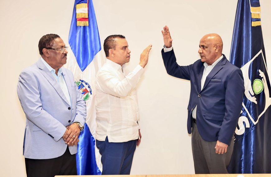 Titular del SNS juramenta a epidemi&oacute;logo Rafael de Luna como Coordinador Nacional de Hospitales