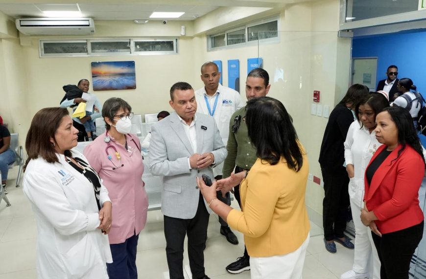 Director del SNS visita sin previo aviso los hospitales Robert Reid Cabral y Evangelina Rodr&iacute;guez