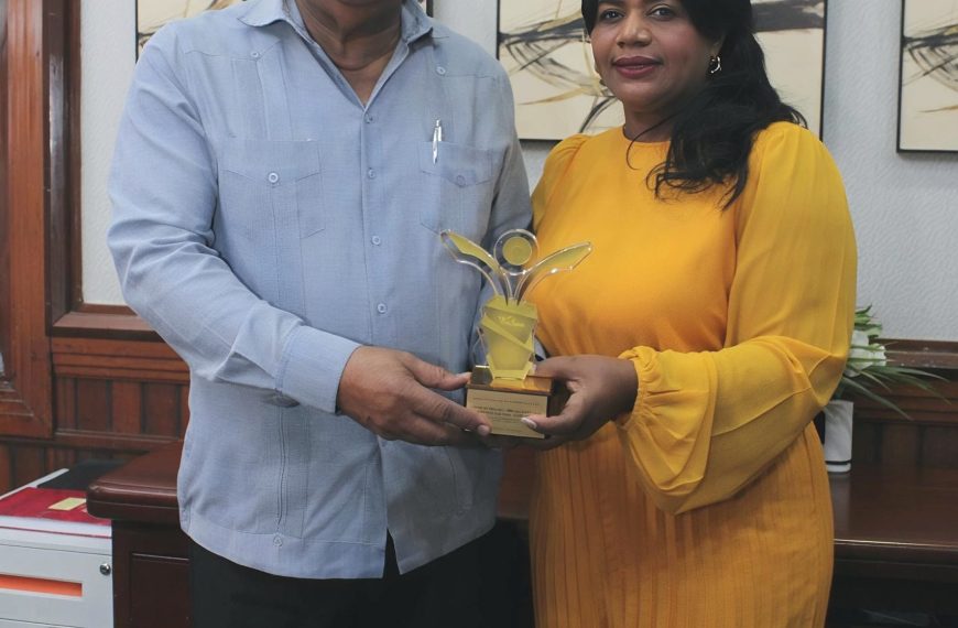 SRSO felicita a la doctora Glendis Ozuna Feliciano por reconocimiento recibido en la octava Gala Premios Vive Sano 2026