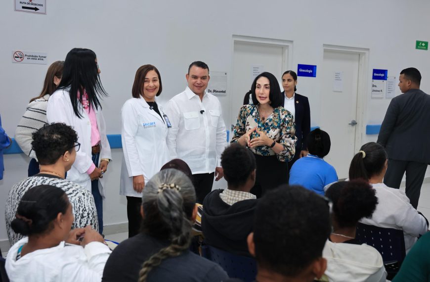 Primera dama y director del SNS realizan visita al INCART